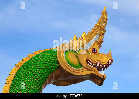 Roi Serpent ou le roi de naga statue sur ciel bleu en Thaïlande Banque D'Images