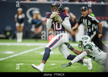 Houston, Texas, USA. 22 Nov, 2015. Le receveur des Houston Texans DeAndre Hopkins (10) permet une prise en face de New York Jets Darrelle Revis évoluait (24) et l'exécute dans la zone des buts pour un touché au cours du 2e trimestre d'un match de la NFL entre les Houston Texans et les New York Jets à NRG Stadium à Houston, TX le 22 novembre 2015. Credit : Trask Smith/ZUMA/Alamy Fil Live News Banque D'Images