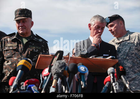 Secrétaire de l'armée américaine John McHugh, centre, et l'United States Army Ltg Frederick 'Ben' Hodges. ont une discussion au cours d'une conférence de presse à 2014 Formation Trident rapide de l'OTAN journée des médias. À gauche est l'Ukrainien forces de terre Anotoliy Pushnakov Le lieutenant général commandant. Banque D'Images