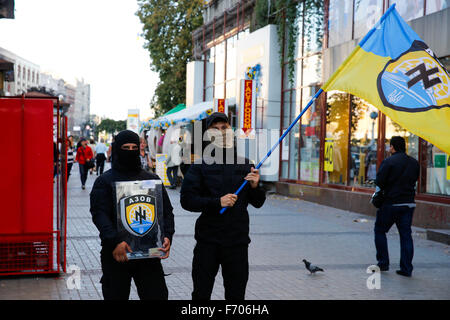 Kiev. L'Ukraine. (Photo de Jeremy Hogan)membres du bataillon d'Azov ultranationalistes portent leur drapeau, et essayer de recueillir des fonds pour leurs milices près de la place de l'indépendance. Le symbole sur le drapeau était une chose utilisée dans le médias pour discréditer la Russie comme l'Ukraine, "Nazis." Le bataillon refuse qu'ils sont Nazis, ou que leur drapeau représente l'idéologie nazie. Le bataillon a été très actif au cours des dernières semaines, près de Mariupol où les pro-Russes a ouvert une troisième, et avant de prendre le territoire à partir de la frontière russe, le long de la mer d'Azov, et jusqu'à Odessa. (Photo de Jeremy Hogan) Banque D'Images