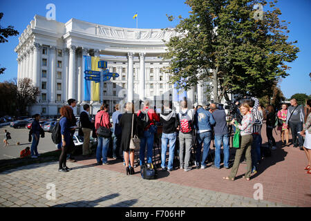 Les journalistes se rassemblent pour pour une conférence de presse par le secrétaire de presse du ministre des Affaires étrangères à Kiev, Ukraine, devant les ministres voyage au Canada, aux États-Unis, et l'Organisation des Nations Unies. (Photo de Jeremy Hogan) Banque D'Images