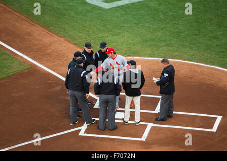 San Francisco, Californie, USA, Octobre 16, 2014, AT&T Park, stade de baseball, SF Giants contre Cardinals de Saint-Louis, National League Championship Series (CLN), les juges-arbitres et Manager Mike, Matheney Cardinaux homeplate Banque D'Images