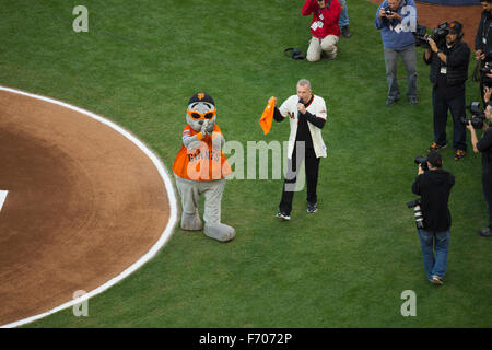 San Francisco, Californie, USA, Octobre 16, 2014, AT&T Park, stade de baseball, SF Giants contre Cardinals de Saint-Louis, National League Championship Series (CLN), 40 retraités'rs quarterback Joe Montana avant-match Banque D'Images