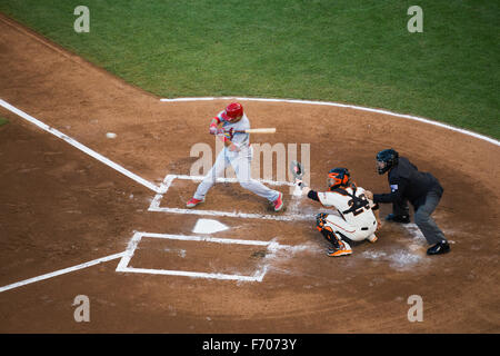 San Francisco, Californie, USA, Octobre 16, 2014, AT&T Park, stade de baseball, SF Giants contre Cardinals de Saint-Louis, National League Championship Series (CLN), Kolten Wong Cardinal frappeur s'élance Banque D'Images