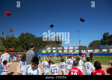 Oak View, Californie, USA, le 7 mars 2015, Ojai Valley Domaine de la Petite Ligue de baseball, les jeunes, le printemps, des chapeaux jetés dans l'air Banque D'Images