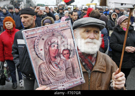 Les Ukrainiens prendre une partie d'un rassemblement pour marquer le deuxième anniversaire de la révolution d'Euromaidan à la place de l'indépendance. Euromaidan, ou mouvement Maidan, a eu une vague de protestation qui a dégénéré en guerre civile meurtrière à Kiev, Ukraine. Il a commencé à la fin novembre 2013 et se sont poursuivies pendant plusieurs mois, faisant au moins 100 morts.Le 21 novembre 2013 a commencé des militants une manifestation de protestation contre le gouvernement après le premier ministre Mykola Azarov a annoncé la suspension d'un traité historique avec l'Union européenne. La suite mené à la destitution du Président Viktor Ianoukovitch, créant la volonté politique Banque D'Images