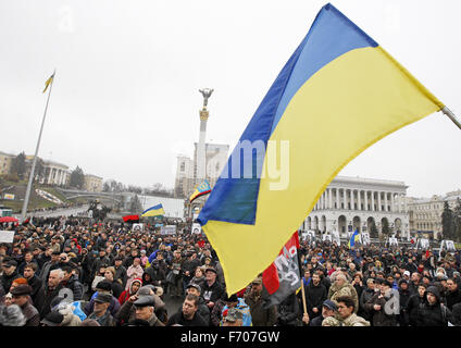 Les Ukrainiens prendre une partie d'un rassemblement pour marquer le deuxième anniversaire de la révolution d'Euromaidan à la place de l'indépendance. Euromaidan, ou mouvement Maidan, a eu une vague de protestation qui a dégénéré en guerre civile meurtrière à Kiev, Ukraine. Il a commencé à la fin novembre 2013 et se sont poursuivies pendant plusieurs mois, faisant au moins 100 morts.Le 21 novembre 2013 a commencé des militants une manifestation de protestation contre le gouvernement après le premier ministre Mykola Azarov a annoncé la suspension d'un traité historique avec l'Union européenne. La suite mené à la destitution du Président Viktor Ianoukovitch, créant la volonté politique Banque D'Images