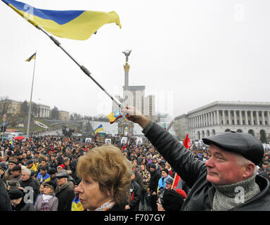 Les Ukrainiens prendre une partie d'un rassemblement pour marquer le deuxième anniversaire de la révolution d'Euromaidan à la place de l'indépendance. Euromaidan, ou mouvement Maidan, a eu une vague de protestation qui a dégénéré en guerre civile meurtrière à Kiev, Ukraine. Il a commencé à la fin novembre 2013 et se sont poursuivies pendant plusieurs mois, faisant au moins 100 morts.Le 21 novembre 2013 a commencé des militants une manifestation de protestation contre le gouvernement après le premier ministre Mykola Azarov a annoncé la suspension d'un traité historique avec l'Union européenne. La suite mené à la destitution du Président Viktor Ianoukovitch, créant la volonté politique Banque D'Images