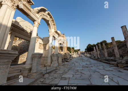 Ruines Temple d'Hadrien à Curetes Street, Ephèse, une ancienne ville grecque sur la côte d'Ionie, Banque D'Images