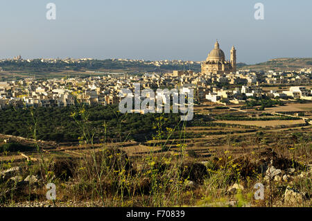 Le village de Xewkija (ou Ix-Xewkija) et sa célèbre église de Saint Jean le Baptiste (ou Rotonde), l'île de Gozo, Malte Banque D'Images