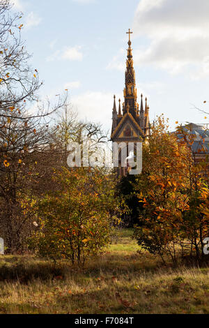 Le dernier de l'automne la lumière brille sur le Mémorial du Prince Albert dans l'Inner London memorial golden glow. Banque D'Images