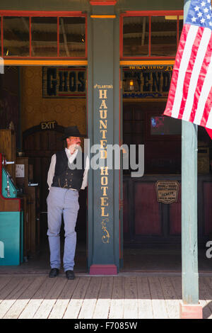 Tombstone, Arizona, USA, le 6 avril 2015, cowboy et d'un drapeau dans la vieille ville de l'ouest accueil de Doc Holliday et Wyatt Earp et de coups à l'O.K. Corral Banque D'Images
