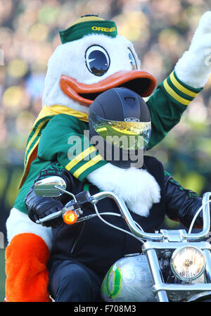 Autzen Stadium, Eugene, OR, USA. 21 Nov, 2015. L'Oregon tire son trajet habituel sur le terrain avant que la NCAA football match entre les canards et les USC Trojans à Autzen Stadium, Eugene, OR. Larry C. Lawson/CSM/Alamy Live News Banque D'Images