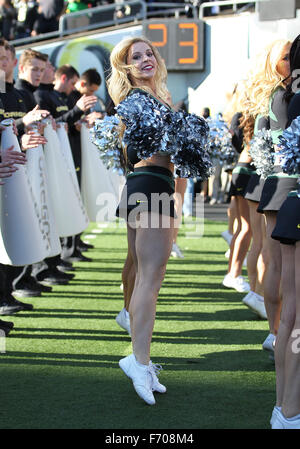 Autzen Stadium, Eugene, OR, USA. 21 Nov, 2015. Une cheerleader Oregon divertit la foule lors de la NCAA football match entre les canards et les USC Trojans à Autzen Stadium, Eugene, OR. Larry C. Lawson/CSM/Alamy Live News Banque D'Images