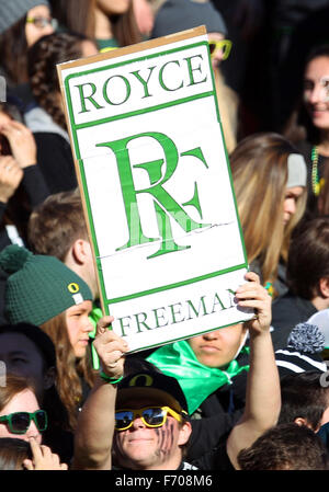 Autzen Stadium, Eugene, OR, USA. 21 Nov, 2015. Oregon fans Soyez créatif avec leur appui à Royce Freeman lors de la NCAA football match entre les canards et les USC Trojans à Autzen Stadium, Eugene, OR. Larry C. Lawson/CSM/Alamy Live News Banque D'Images