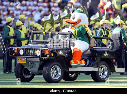 Autzen Stadium, Eugene, OR, USA. 21 Nov, 2015. L'Oregon Duck conduit un mini-Hummer avant la NCAA football match entre les canards et les USC Trojans à Autzen Stadium, Eugene, OR. Larry C. Lawson/CSM/Alamy Live News Banque D'Images