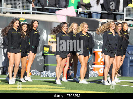 Autzen Stadium, Eugene, OR, USA. 21 Nov, 2015. Les cheerleaders de l'Oregon divertir le public au cours de la NCAA football match entre les canards et les USC Trojans à Autzen Stadium, Eugene, OR. Larry C. Lawson/CSM/Alamy Live News Banque D'Images