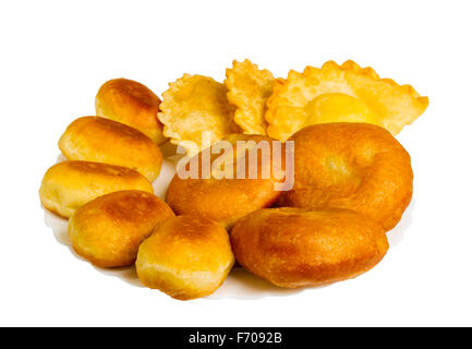 Tartes frites et pasties sur la plaque, isolé sur fond blanc Banque D'Images