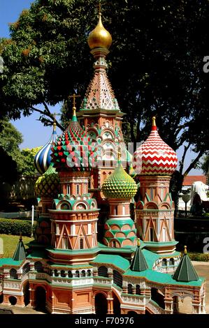 Pattaya, Thaïlande : Réplique de la cathédrale Saint-Basile à la Place Rouge de Moscou en miniature au Mini Siam parc à thème en plein air Banque D'Images