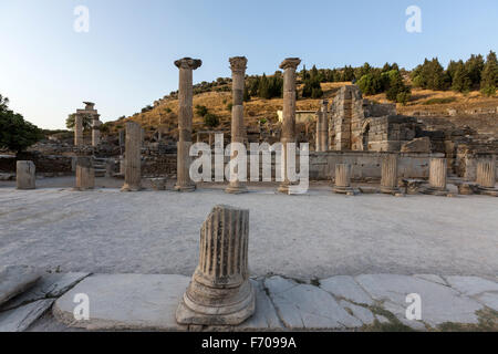 Colonnes dans Curetes Street près de l'Odéon à Ephèse, une ancienne ville grecque sur la côte d'Ionie, Banque D'Images