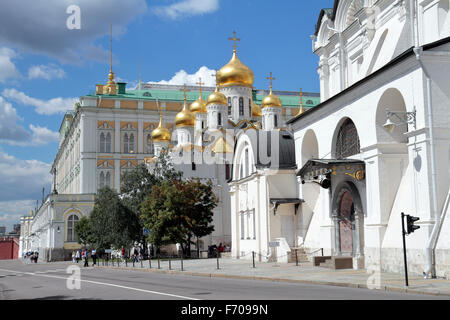 Le Grand Palais Krelmin, la cathédrale de l'Annonciation et la cathédrale de l'Archange dans le Kremlin, Moscou, Russie. Banque D'Images