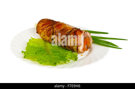 Grillée de sanglier avec des abricots séchés sur la plaque, isolé sur fond blanc Banque D'Images