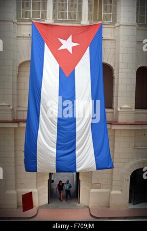 Grand drapeau national de Cuba sur les fenêtres supérieures de la cour du musée de la Révolution à La Havane, Cuba Banque D'Images
