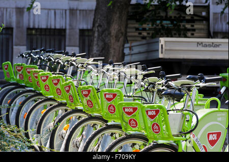 Location de bicyclettes debout dans une aire de stationnement à Budapest, Hongrie. Banque D'Images