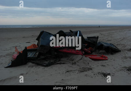 Pile de débris marins en plastique noir, wheelie-poubelles, des panneaux rouges, sur la plage de sable, mer de nuages gris vers St Annes, Fylde Coast, UK Banque D'Images