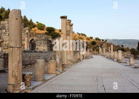 Curetes Street près de l'Odéon à Ephèse, une ancienne ville grecque sur la côte d'Ionie, Banque D'Images