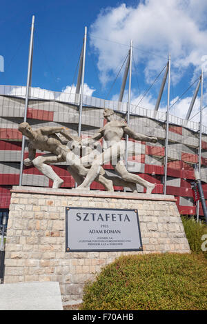 Course de relais de la sculpture et le Stade National de Varsovie, Pologne Banque D'Images