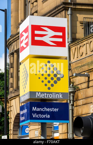 Network Rail et des signes à l'extérieur de Victoria Station Metrolink, Manchester, Angleterre, RU Banque D'Images