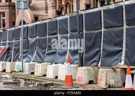 Barrière acoustique site sur l'escrime, au cours de la construction de la voie de tramway Metrolink, Mosley Street, Manchester, Angleterre, RU Banque D'Images