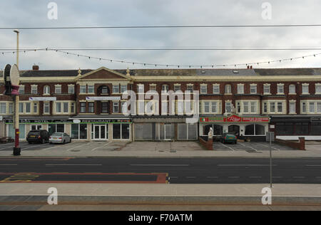 Vue sur la route de monte à bord de l'hôtel entre le Roker et par la plage Hotels, New South Promenade, South Shore, Blackpool Banque D'Images