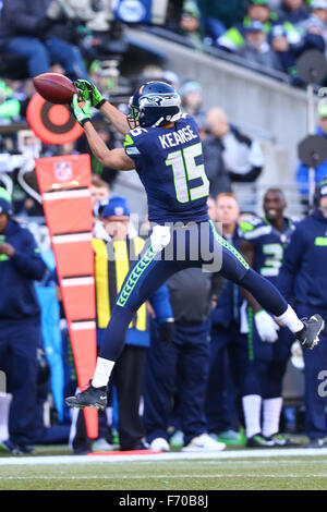 Seattle, USA. 22 novembre, 2015. La balle glisse loin de Seattle Seahawks wide receiver Jermaine Kearse (15) au cours de la première moitié d'un match entre les San Francisco 49ers et les Seahawks de Seattle à CenturyLink Field à Seattle, WA, le 22 novembre 2015. Credit : Cal Sport Media/Alamy Live News Banque D'Images