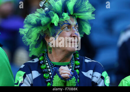 Seattle, USA. 22 novembre, 2015. Un Seattle Seahawks fan regarde le tableau de bord au cours de la première moitié d'un match entre les San Francisco 49ers et les Seahawks de Seattle à CenturyLink Field à Seattle, WA, le 22 novembre 2015. Credit : Cal Sport Media/Alamy Live News Banque D'Images