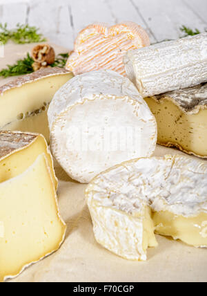 Différents fromages français placé sur l'ancien tableau blanc Banque D'Images