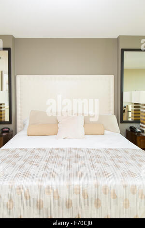 Un grand lit dans une chambre Banque D'Images