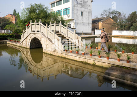 Homme marchant sur la lune dans le village pont Siping, Shanghai, Chine Banque D'Images