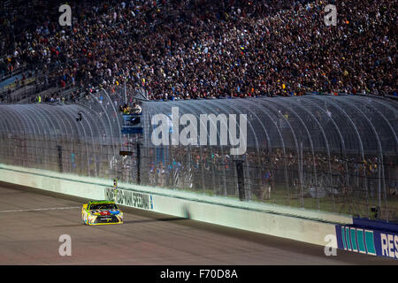 Homestead, Floride, USA. 22 Nov, 2015. Homestead, Floride - Nov 22, 2015 : Kyle Busch (18) remporte la Coupe Sprint NASCAR et la Chevrolet Volt 2011 400 à Homestead Miami Speedway à Homestead, FL. Credit : csm/Alamy Live News Banque D'Images