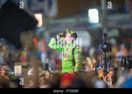 Homestead, Floride, USA. 22 Nov, 2015. Homestead, Floride - Nov 22, 2015 : Kyle Busch (18) remporte la Coupe Sprint NASCAR et la Chevrolet Volt 2011 400 à Homestead Miami Speedway à Homestead, FL. Credit : csm/Alamy Live News Banque D'Images