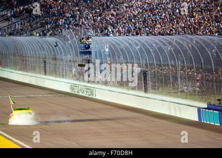 Homestead, Floride, USA. 22 Nov, 2015. Homestead, Floride - Nov 22, 2015 : Kyle Busch (18) remporte la Coupe Sprint NASCAR et la Chevrolet Volt 2011 400 à Homestead Miami Speedway à Homestead, FL. Credit : csm/Alamy Live News Banque D'Images