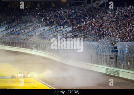 Homestead, Floride, USA. 22 Nov, 2015. Homestead, Floride - Nov 22, 2015 : Kyle Busch (18) remporte la Coupe Sprint NASCAR et la Chevrolet Volt 2011 400 à Homestead Miami Speedway à Homestead, FL. Credit : csm/Alamy Live News Banque D'Images