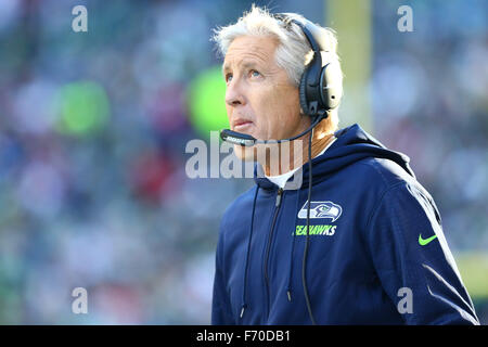 Seattle, USA. 22 novembre, 2015. L'entraîneur-chef des Seahawks Pete Carroll examine le tableau de bord lors d'un match entre les San Francisco 49ers et les Seahawks de Seattle à CenturyLink Field à Seattle, WA, le 22 novembre 2015. Les Seahawks a gagné 29-13. Credit : Cal Sport Media/Alamy Live News Banque D'Images