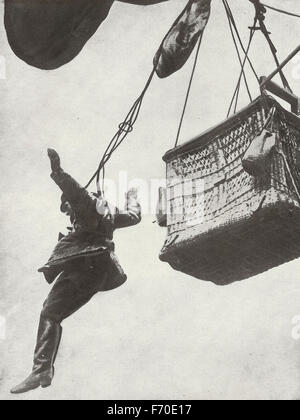 L'allemand saute hors de l'observation ballon qui a été incendiée par des aviateurs alliés - son parachute est juste l'ouverture - LA PREMIÈRE GUERRE MONDIALE Banque D'Images