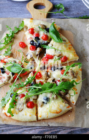 Pizza au fromage aux champignons et tomates cerises, haut Banque D'Images