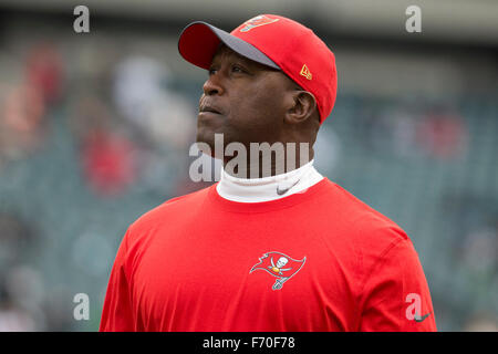 Jan 6, 2015 - Fichier - LOVIE SMITH a été tiré par les Tampa Bay Buccaneers après deux mauvaises saisons à la barre de l'franchise NFL. Après deux saisons en 8-24 à Tampa Bay, à l'entraîneur Lovie Smith a été tiré par les Buccaneers. L'équipe de Smith ont été de 6 à 10 cette année avec le numéro un pick J. Winston à quarterback, l'amélioration de leur saison 2 à 14 en 2014. Sur la photo : le 22 novembre 2015 : Tampa Bay Buccaneers Head coach Lovie Smith cherche sur pendant l'échauffement avant le match entre la NFL Tampa Bay Buccaneers et les Philadelphia Eagles au Lincoln Financial Field à Philadelphie, Pennsylvanie. Le Tam Banque D'Images