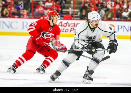 Raleigh, Caroline du Nord, USA. 22 Nov, 2015. Le défenseur des Kings de Los Angeles Doughty Drew (8) au cours de la partie de la LNH entre les Kings de Los Angeles et les Hurricanes de la Caroline au PNC Arena. Credit : Andy Martin Jr./ZUMA/Alamy Fil Live News Banque D'Images