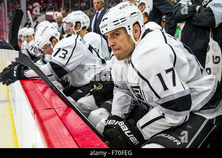 Raleigh, Caroline du Nord, USA. 22 Nov, 2015. Kings de Los Angeles, aile gauche Milan Lucic (17) au cours de la partie de la LNH entre les Kings de Los Angeles et les Hurricanes de la Caroline au PNC Arena. Credit : Andy Martin Jr./ZUMA/Alamy Fil Live News Banque D'Images