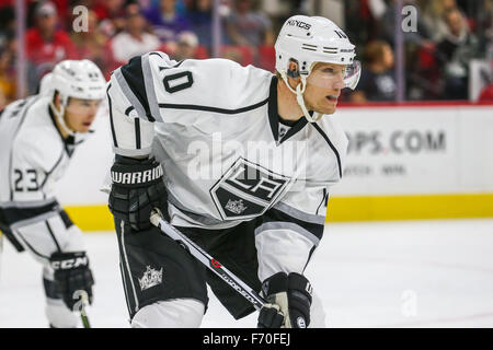 Raleigh, Caroline du Nord, USA. 22 Nov, 2015. Kings de Los Angeles, le défenseur Christian Ehrhoff (10) au cours de la partie de la LNH entre les Kings de Los Angeles et les Hurricanes de la Caroline au PNC Arena. Credit : Andy Martin Jr./ZUMA/Alamy Fil Live News Banque D'Images